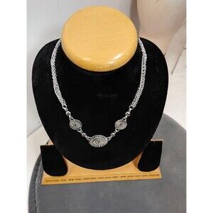 Lia Sophia silver tone 18" to 20" adjustable necklace D37